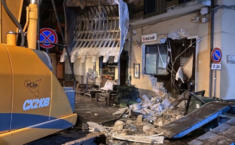 Raid nella notte a Palazzolo e a Buccheri, presi di mira gli sportelli automatici degli istituti di credito