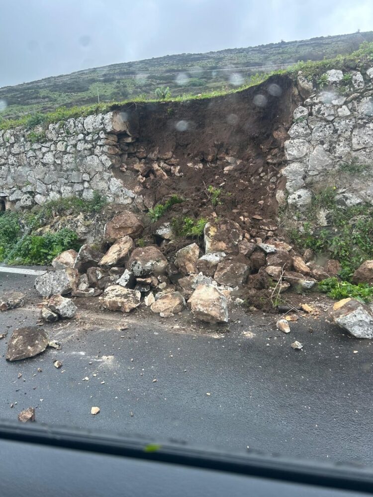 Crolla muro di contenimento sulla Comiso-Ragusa