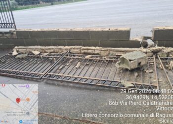 Vittoria, numerosi danni per il vento: cadono muri e recinzioni metalliche