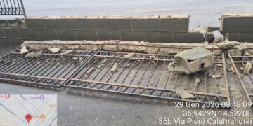 Vittoria, numerosi danni per il vento: cadono muri e recinzioni metalliche