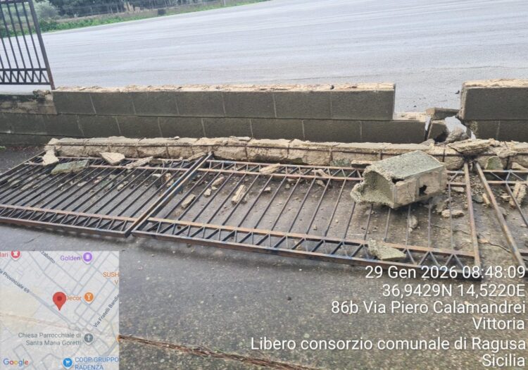 Vittoria, numerosi danni per il vento: cadono muri e recinzioni metalliche