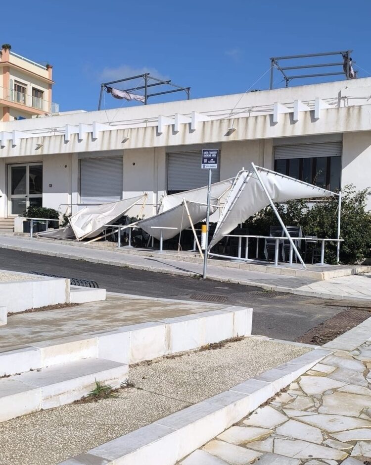 Marina di Modica, il vento fa altri danni
