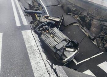 Maltempo, finisce con l’auto dentro una voragine