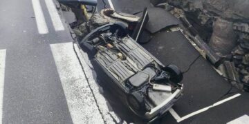 Maltempo, finisce con l’auto dentro una voragine