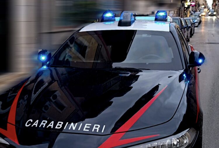 Vittoria, spaccio e porto vietato di armi: arrestato un 19enne