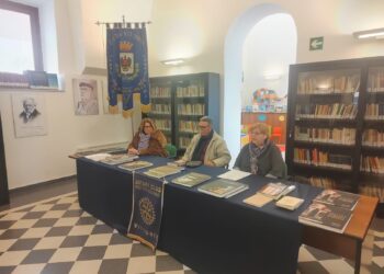 Vittoria, il Rotary dona 25 volumi di pregio alla biblioteca comunale