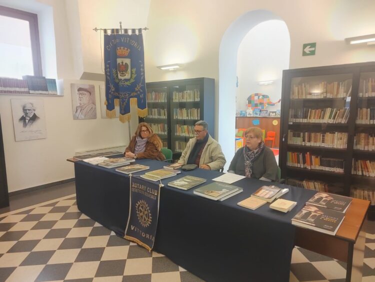 Vittoria, il Rotary dona 25 volumi di pregio alla biblioteca comunale