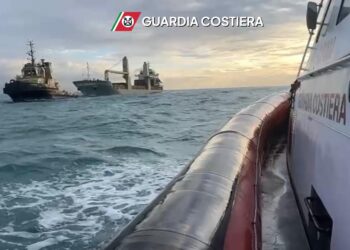 Mercantile in avaria al largo di Pozzallo, quindici le persone a bordo