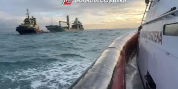 Mercantile in avaria al largo di Pozzallo, quindici le persone a bordo