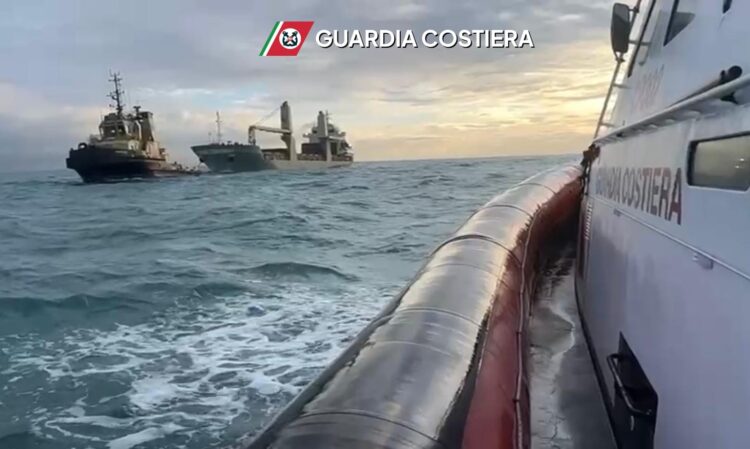 Mercantile in avaria al largo di Pozzallo, quindici le persone a bordo