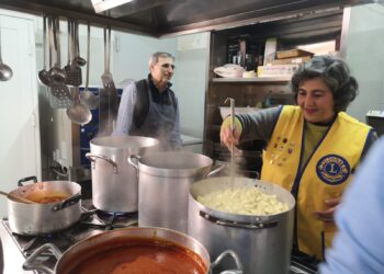 Ragusa, i Lions preparano 260 pasti caldi per le famiglie fragili della città