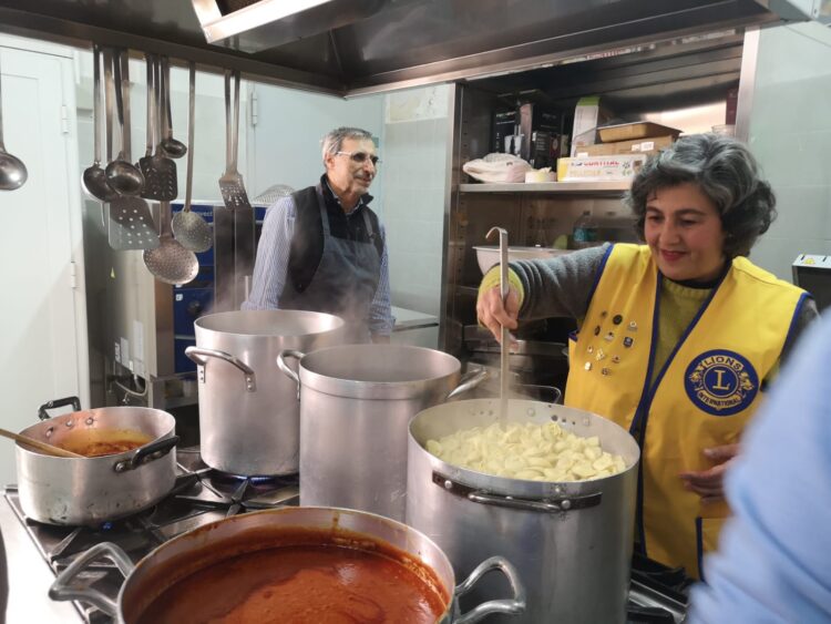 Ragusa, i Lions preparano 260 pasti caldi per le famiglie fragili della città