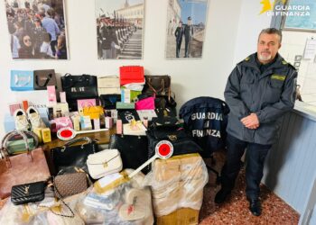 Pozzallo, la Finanza sospende la diretta Facebook con la vendita di merce contraffatta, tre persone nei guai