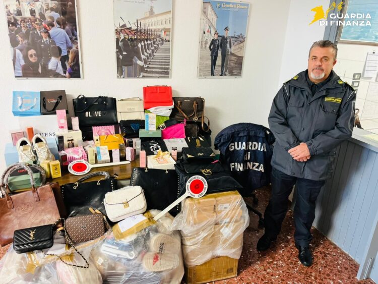 Pozzallo, la Finanza sospende la diretta Facebook con la vendita di merce contraffatta, tre persone nei guai