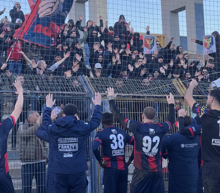Il Modica calcio festeggia a Giarre la 14esima vittoria di fila