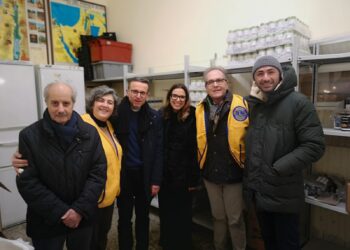 Le borse della spesa per i più bisognosi donate al parroco della cattedrale di Ragusa