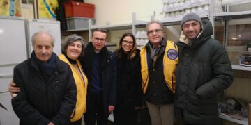Le borse della spesa per i più bisognosi donate al parroco della cattedrale di Ragusa