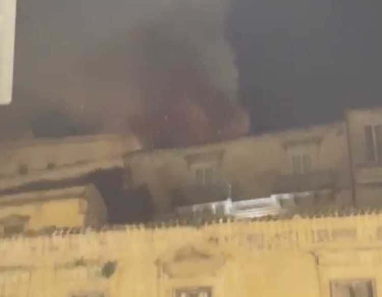 Modica, in fiamme un furgone in dotazione all’unità cinofila della Guardia di finanza