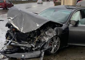 Modica, Maserati nera si schianta contro un muro