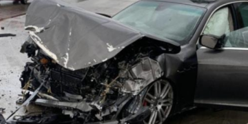 Modica, Maserati nera si schianta contro un muro