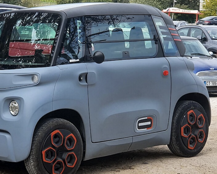 Marina di Ragusa, sfonda il vetro di una minicar per rubare: preso