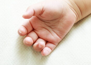 Tragedia a Vittoria, neonata di 26 giorni muore mentre la mamma la sta allattando