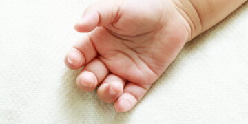 Tragedia a Vittoria, neonata di 26 giorni muore mentre la mamma la sta allattando