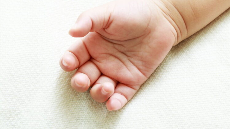 Tragedia a Vittoria, neonata di 26 giorni muore mentre la mamma la sta allattando