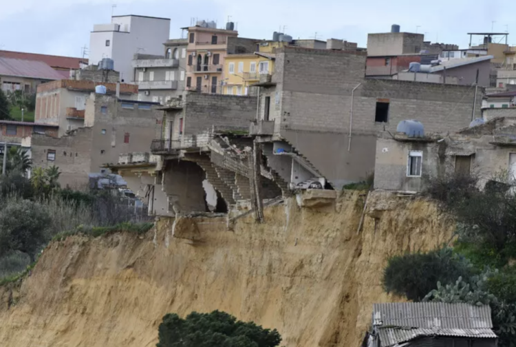 Niscemi, il dramma continua. Crolla palazzina di tre piani