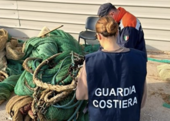 Pesca a strascico sotto costa, beccato peschereccio a Cava d’Aliga: multa da 3000 euro