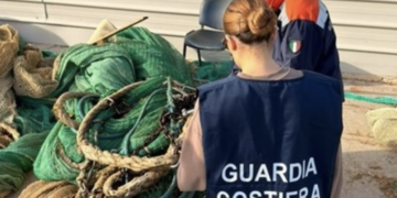 Pesca a strascico sotto costa, beccato peschereccio a Cava d’Aliga: multa da 3000 euro