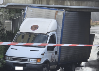 Vittoria, resta incastrato con il furgone che finisce distrutto