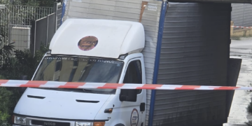 Vittoria, resta incastrato con il furgone che finisce distrutto