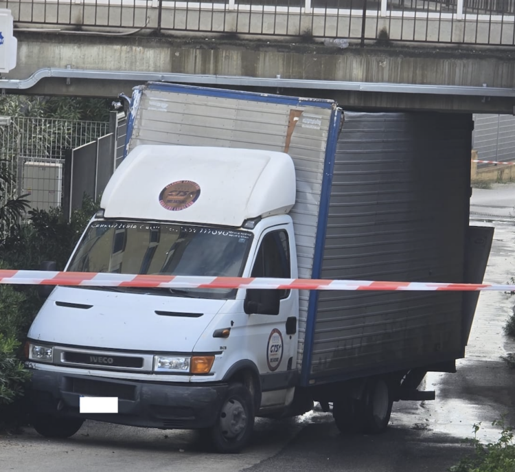 Vittoria, resta incastrato con il furgone che finisce distrutto