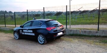 Vittoria, tre intrusi in un campo fotovoltaico: la vigilanza li mette in fuga