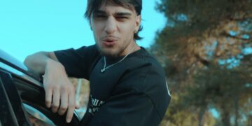 Vittoria, il rapper che lancia messaggi negativi ospitato a scuola: le mamme non ci stanno
