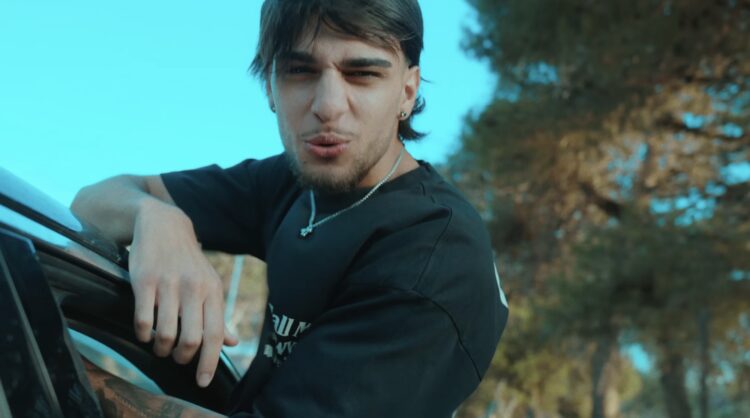 Vittoria, il rapper che lancia messaggi negativi ospitato a scuola: le mamme non ci stanno