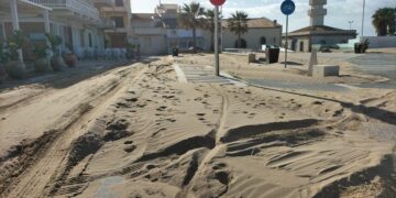 Impraticabile a Scoglitti il lungomare invaso dalla sabbia