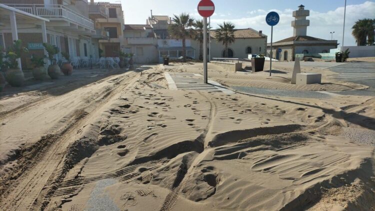 Impraticabile a Scoglitti il lungomare invaso dalla sabbia
