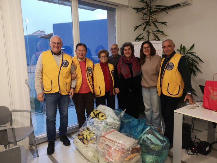 Il Lions club Ragusa host dona coperte e sorrisi ai bambini di Marina di Acate