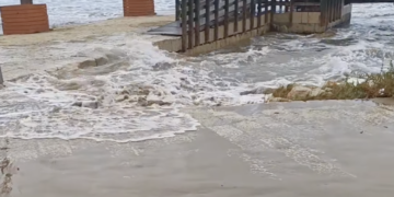 Il mare continua a ingrossarsi, a Pozzallo situazione critica