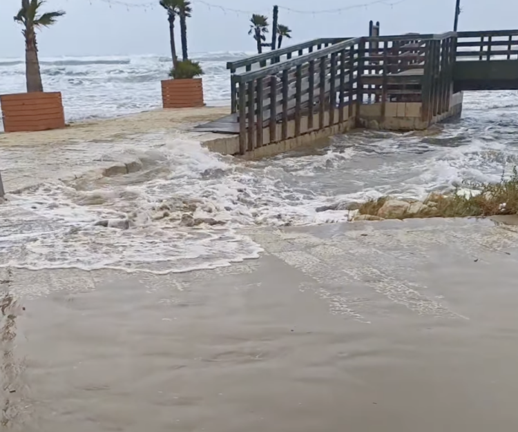 Il mare continua a ingrossarsi, a Pozzallo situazione critica