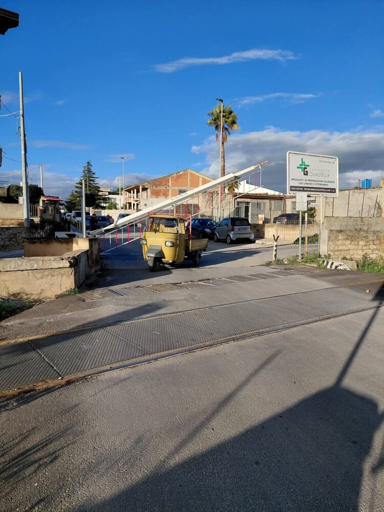 Vittoria, motoape incastrata tra le sbarre del passaggio a livello
