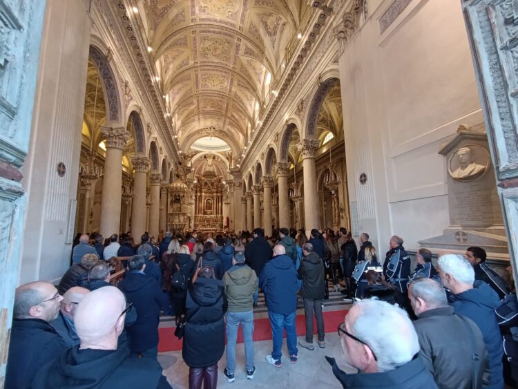 Vittoria saluta per l’ultima volta l’avvocato Ilenia Pancrazi: basilica di San Giovanni gremita di gente