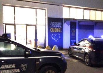 Vittoria, fanno un buco nel muro per rubare in un supermercato: messi in fuga dalle forze dell’ordine