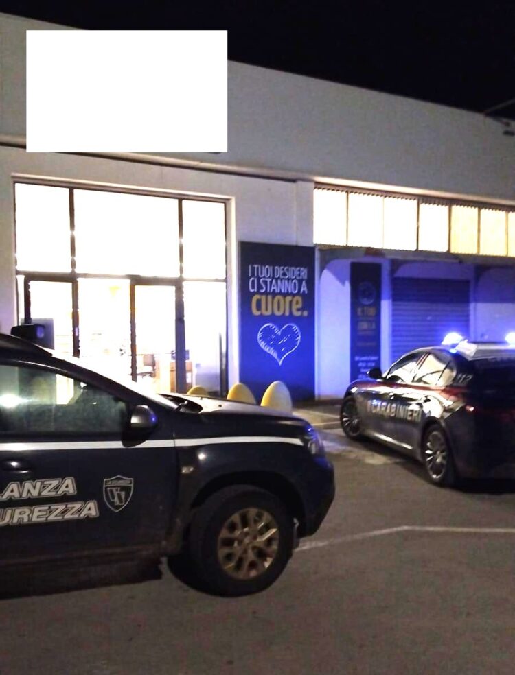Vittoria, fanno un buco nel muro per rubare in un supermercato: messi in fuga dalle forze dell’ordine