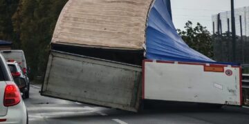 Primi danni a Modica a causa delle raffiche del vento, tir vede piegata la propria copertura