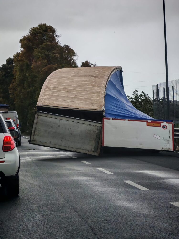 Primi danni a Modica a causa delle raffiche del vento, tir vede piegata la propria copertura