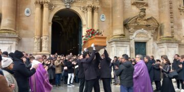 Ragusa, questa mattina i funerali di Pinuccio La Rosa. Cattedrale gremita di persone