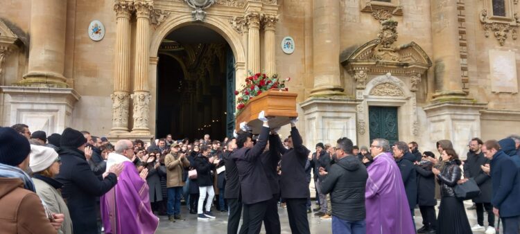 Ragusa, questa mattina i funerali di Pinuccio La Rosa. Cattedrale gremita di persone